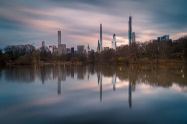 Herrlicher Blick auf die modernen Wolkenkratzer von New York City, die sich im ruhigen Flusswasser am bewölkten Abend spiegeln - ADSF15503