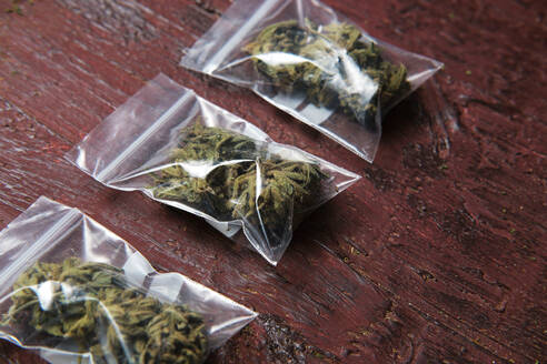 Getrocknete Cannabisknospen in Plastikbeuteln - ADSF15650