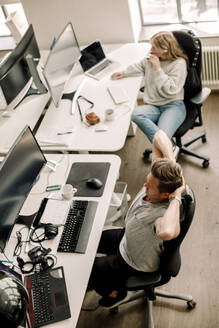 Hohe Winkel Ansicht der männlichen und weiblichen Computer-Programmierer sitzen am Tisch im Büro - MASF19490