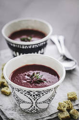 Rote-Bete-Suppe in Tassen mit Brotcroutons - CAIF29489