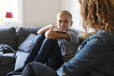 Sohn spricht mit seiner Mutter, während er zu Hause sitzt - MASF19699