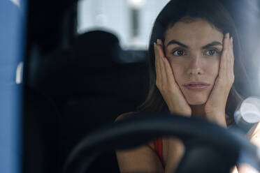 Frau mit Kopf in den Händen langweilt sich im Auto sitzend - KNSF08542