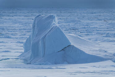 Eisberg schwimmt im Arktischen Ozean - RUNF04207