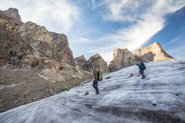 Zwei Bergsteiger überqueren einen Gletscher unterhalb des Berges Asgard. - CAVF88799