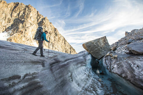 Rucksacktourist wandert über den Gletscher am Akshayak-Pass - CAVF88801