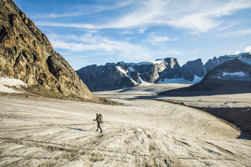 Rucksacktourist wandert über den Gletscher am Akshayak-Pass - CAVF88803