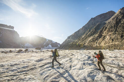 Zwei Bergsteiger überqueren einen Gletscher im Auyuittuq National Park - CAVF88804