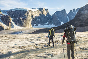 Rückansicht von zwei Bergsteigern, die den Auyuittuq-Nationalpark erkunden - CAVF88805