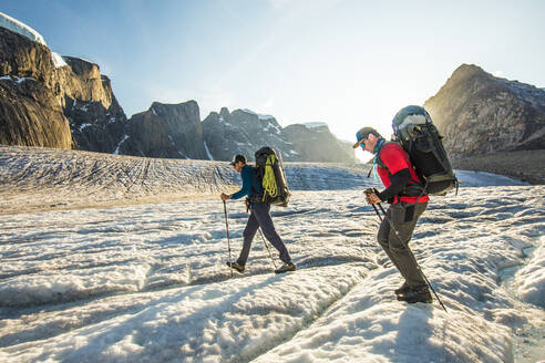 Backpacker wandern über einen Gletscher auf Baffin Island. - CAVF88809