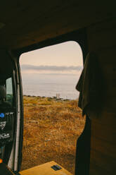 Blick auf den Ozean über die Klippen von der Tür eines Sprinter-Vans in Baja, Mexiko. - CAVF88849