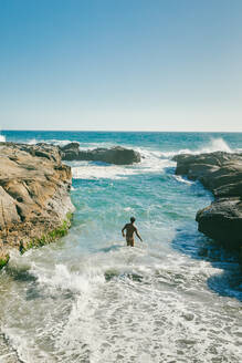 Junger Mann beim Schwimmen im Pazifischen Ozean in Baja, Mexiko. - CAVF88858