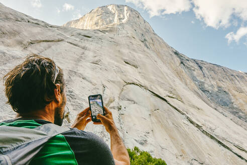 Ein junger Mann fotografiert den Berg El Capitan im Yosemite Park. - CAVF88878