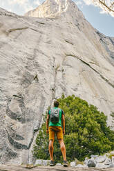 Junger Mann mit Blick auf den Berg El Capitan im Yosemite-Nationalpark. - CAVF88880