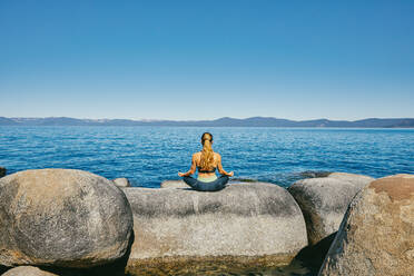 Junge Frau übt Yoga am Lake Tahoe in Nordkalifornien. - CAVF88891