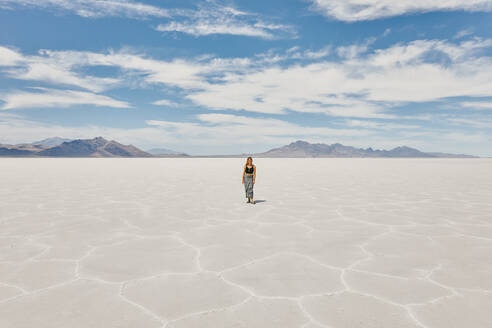 Junge Frau erkundet die Bonneville Salt Flats während eines Sommerausflugs. - CAVF88899