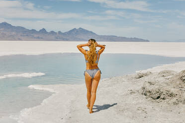 Junge Frau im Badeanzug bei der Erkundung der Bonneville Salt Flats. - CAVF88900