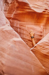 Hand mit Fitnessuhr an der Wand eines Slot Canyons in Escalante, Utah. - CAVF88914