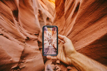 Fotografieren mit dem Handy von engen Slot Canyons in Escalante, Utah - CAVF88917