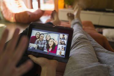 POV-Familien im Videochat auf einem digitalen Tablet-Bildschirm - CAIF29507