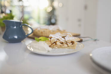 Frisch gebackener Apfelkuchen und Eiscreme auf dem Dessertteller - CAIF29578