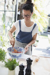 Frau beim Kochen in der Küche - CAIF29583