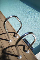 Geländer am sonnigen Sommerschwimmbad - CAIF29641