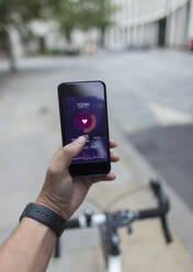 POV Mann auf Fahrrad mit Smartphone-Gesundheits-App - CAIF29681