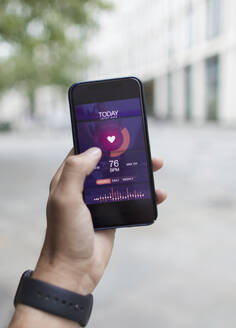 POV Smartphone-Gesundheits-App auf dem Bildschirm - CAIF29685