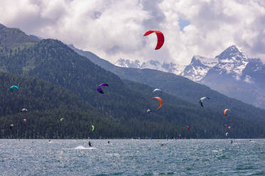 Schweiz, Kanton Graubünden, Silvaplana, Kitesurfer am Silvaplanersee - WDF06279