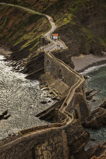 Treppe von San Juan de Gaztelugatxe in Bermeo, Baskenland in Spanien - CAVF88939