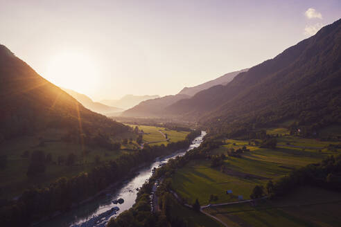 Luftaufnahme des Flusses Soca und der Berge gegen den Himmel bei Sonnenuntergang in Gabrje, Slowenien - DHEF00401