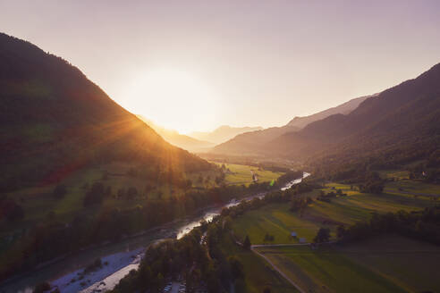 Drohnenaufnahme des Flusses Soca und der Berge gegen den Himmel bei Sonnenuntergang, Gabrje, Slowenien - DHEF00404