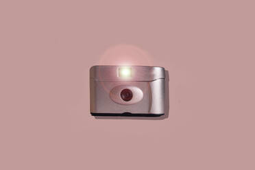 Beleuchtete Kamera auf rosa Hintergrund - ERRF04331