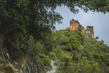 Germany, North Rhine-Westphalia, Oberwesel, Schonburg castle standing on top of hill in Rhine Gorge - KEBF01641