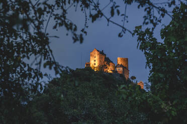 Deutschland, Nordrhein-Westfalen, Oberwesel, Schonburg auf einer Anhöhe in der Rheinschlucht bei Nacht - KEBF01643