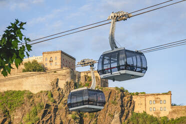 Deutschland, Nordrhein-Westfalen, Koblenz, Luftseilbahn gegen Festung Ehrenbreitstein - KEBF01649