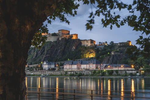 Deutschland, Nordrhein-Westfalen, Koblenz, Festung Ehrenbreitstein mit Blick auf die Uferbebauung in der Abenddämmerung - KEBF01650