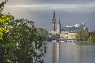 Deutschland, Hamburg, Rathaus, Nikolaikirche und Elbphilharmonie über die Außenalster gesehen - KEBF01657