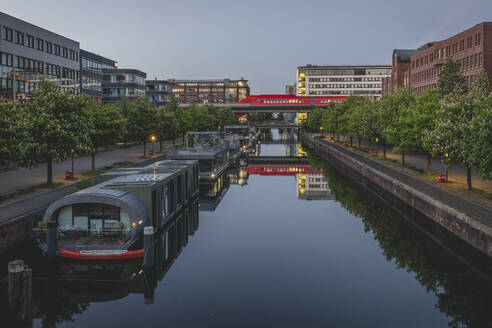 Deutschland, Hamburg, Hammerbrook, Kanal mit S-Bahnhof in der Ferne - KEBF01658