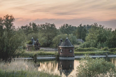 Deutschland, Hamburg, Pumpenhaus des ehemaligen Wasserwerks auf der Elbinsel Kaltehofe bei Sonnenuntergang - KEBF01659