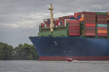 Deutschland, Hamburg, Containerschiff auf der Elbe - KEBF01674