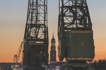 Deutschland, Hamburg, Argentinien Brücke mit St. Michaelis Kirchturm bei Sonnenaufgang - KEBF01682