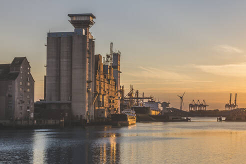 Deutschland, Hamburg Außenansicht des Rethespeichers bei Sonnenaufgang - KEBF01691