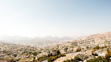 Moderne Stadt Wadi Musa, mit Petra, Jordanien im Hintergrund - CAVF88963