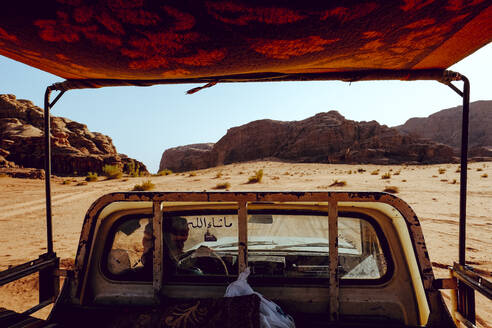 Ein Beduine fährt mit seinem Lastwagen durch die Wüstenlandschaft von Wadi Rum - CAVF88968