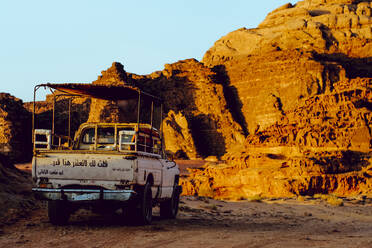 Ein Beduinen-LKW parkt entlang einer Sanddüne in Wadi Rum, Jordanien - CAVF88969