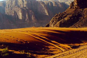 Sonnenuntergang über den Sanddünen und Bergen von Wadi Rum, Jordanien - CAVF88974