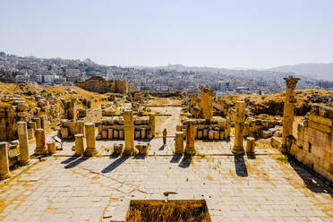 Antike römische Ruinen von Jerash gegenüber der modernen Stadt, Jordanien - CAVF88975