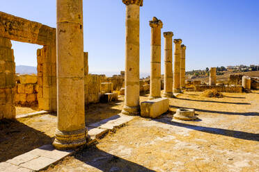 Antike römische Säulen in der Stadt Jerash, Jordanien - CAVF88984