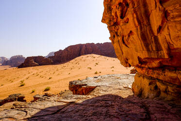 Sand dunes and rock formations in the desert of Wadi Rum, Jordan - CAVF88985